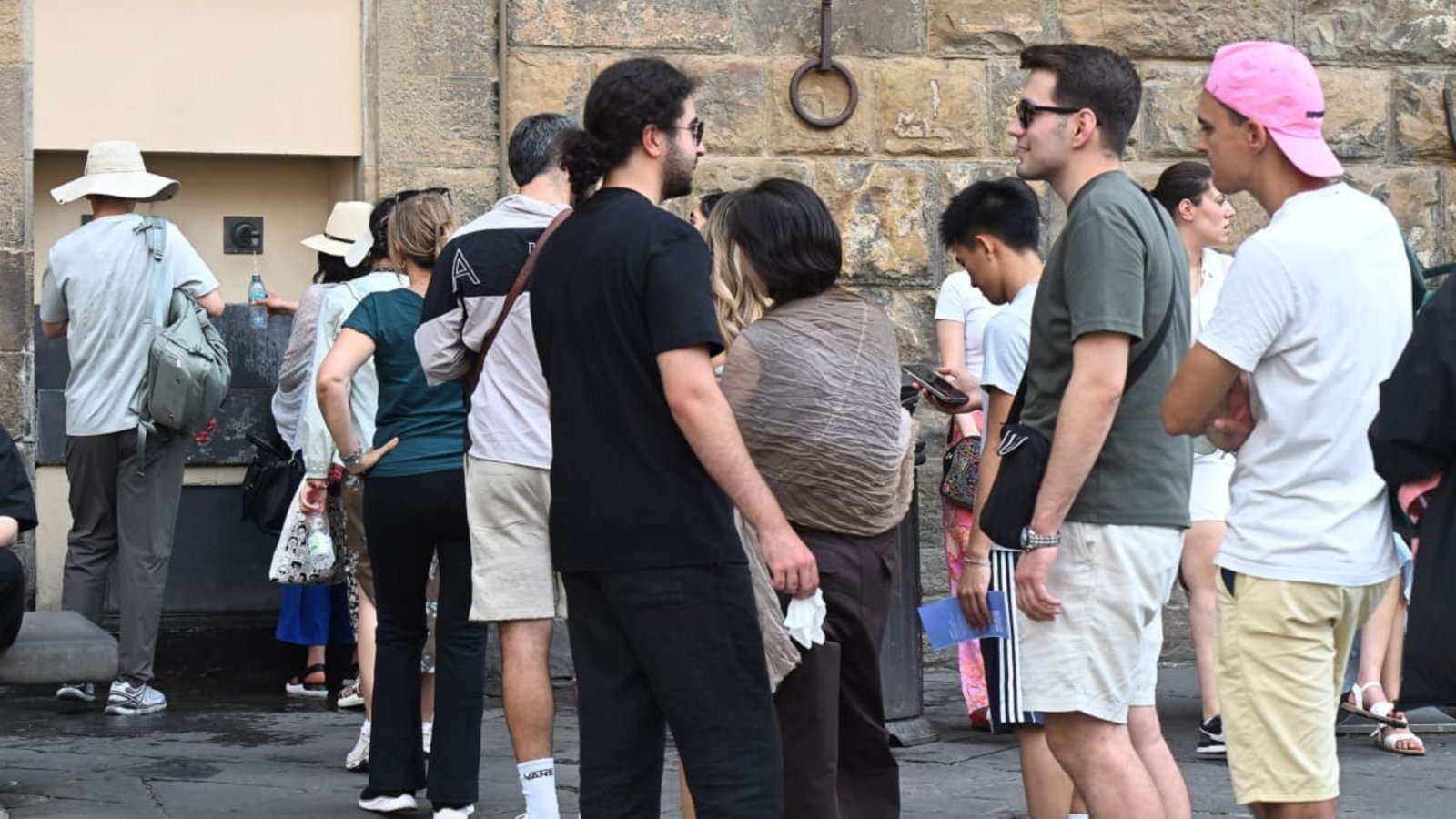 Touristen besuchen die italienischen Städte trotz der hohen Temperaturen.Aleandro Biagianti / Agf/AGF via ZUMA Press/dpa Touristen besuchen die italienischen Städte trotz der hohen Temperaturen.Aleandro Biagianti / Agf/AGF via ZUMA Press/dpa