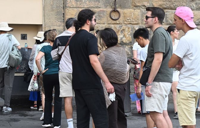 Touristen besuchen die italienischen Städte trotz der hohen Temperaturen.<span class='image-autor'>Aleandro Biagianti / Agf/AGF via ZUMA Press/dpa</span>