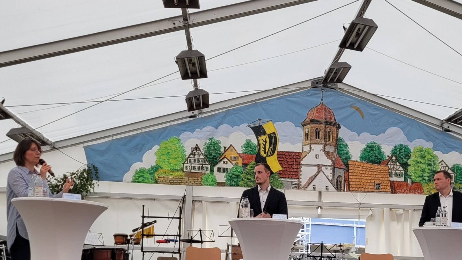 Bei den Fragen von Moderatorin Claudia Rieger werden die Gemeinsamkeiten, aber auch die Unterschiede zwischen den Bewerbern Ron Keller, Lars Roller und Robert Sach (von links) deutlich.  Foto: Pyta
