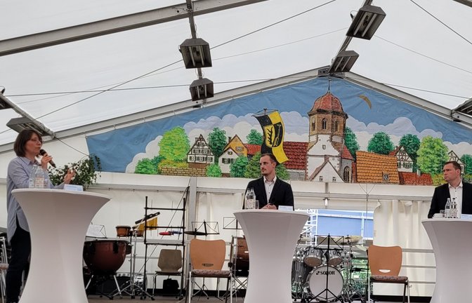 Bei den Fragen von Moderatorin Claudia Rieger werden die Gemeinsamkeiten, aber auch die Unterschiede zwischen den Bewerbern Ron Keller, Lars Roller und Robert Sach (von links) deutlich.  <span class='image-autor'>Foto: Pyta</span>