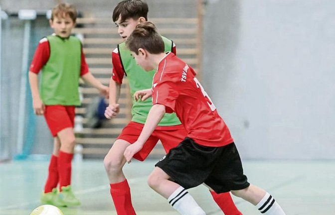 Albion Rashica vom SV Horrheim (hinten) lässt Louis Scheid vom TSV Enzweihingen stehen. Am Ende belohnt sich der SVH mit dem dritten Platz bei den E2-Junioren. Foto: Simecek