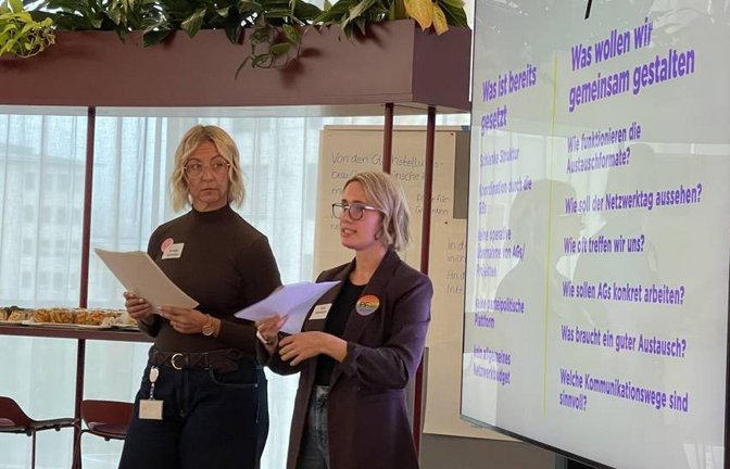 Kinga Golomb (links) und Lea Niewerth haben zum Netzwerktreffen eingeladen. Foto: LE