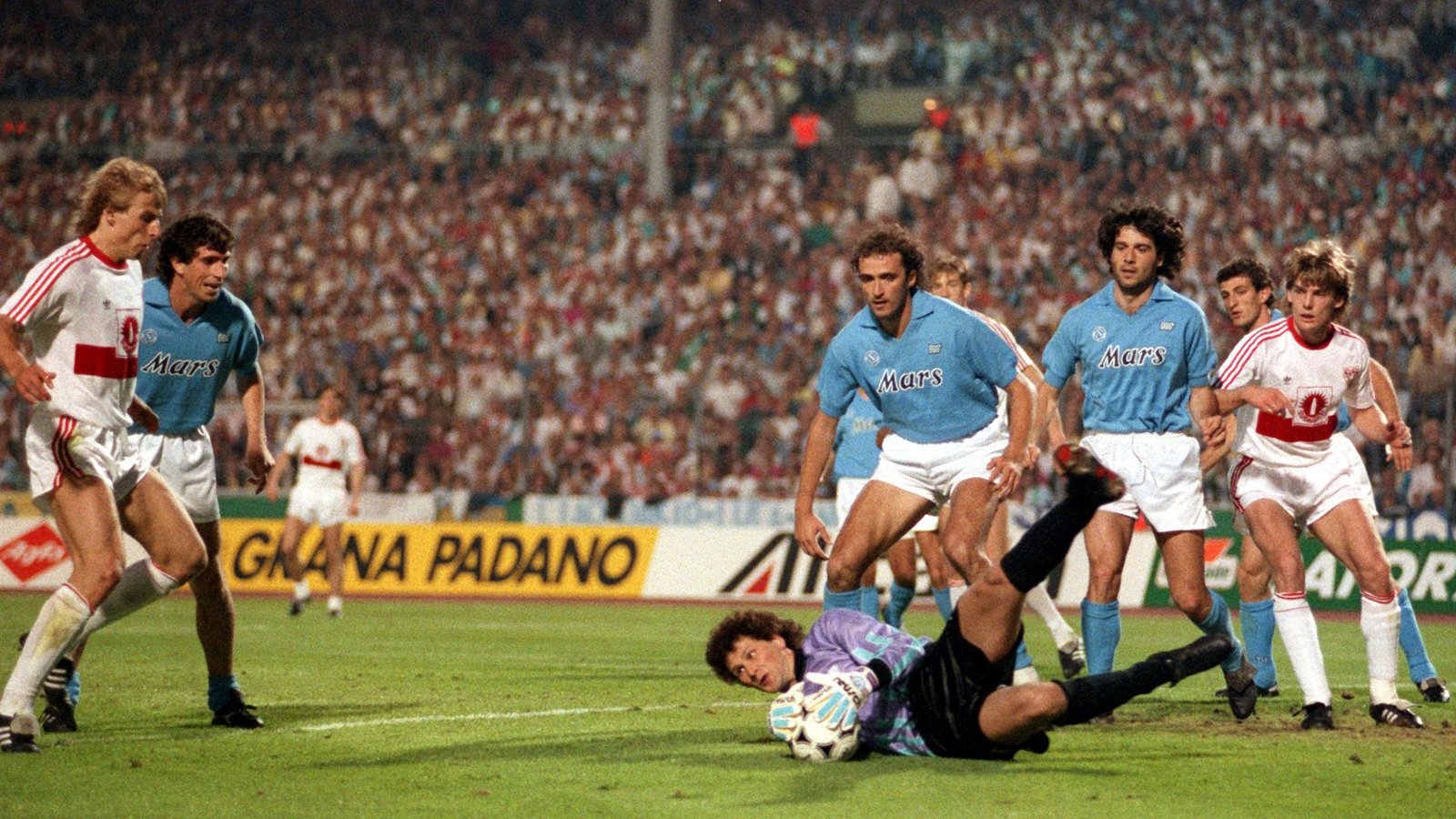 Jürgen Klinsmann (l) musste sich 1989 mit dem VfB Stuttgart dem SSC Neapel geschlagen geben.Foto: dpa-Team/dpa/Archivbild