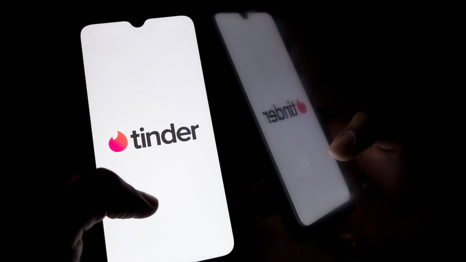 Mit einem Swipe nach links („Nein, danke“) oder rechts („Like“) entscheiden Tinder-Nutzer, ob sie eine Person näher kennenlernen wollen.Foto: imago//Nikolas Kokovlis Mit einem Swipe nach links („Nein, danke“) oder rechts („Like“) entscheiden Tinder-Nutzer, ob sie eine Person näher kennenlernen wollen.Foto: imago//Nikolas Kokovlis