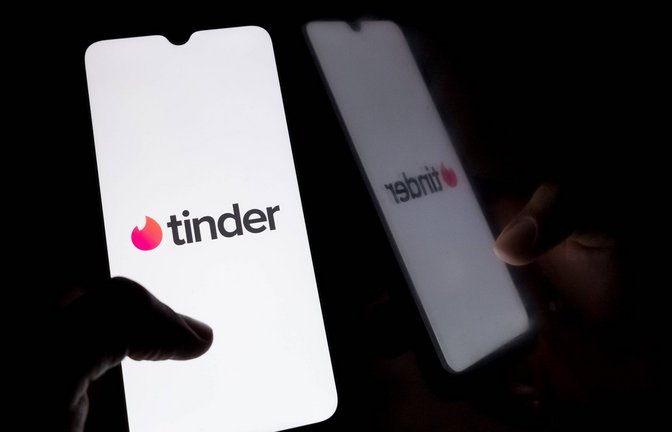 Mit einem Swipe nach links („Nein, danke“) oder rechts („Like“) entscheiden Tinder-Nutzer, ob sie eine Person näher kennenlernen wollen.<span class='image-autor'>Foto: imago//Nikolas Kokovlis</span>