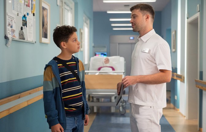 Der Sohn einer Patientin bringt Kris Haas auf eine Idee.<span class='image-autor'>Foto: MDR/Saxonia Media/Rudolf Wernicke</span>