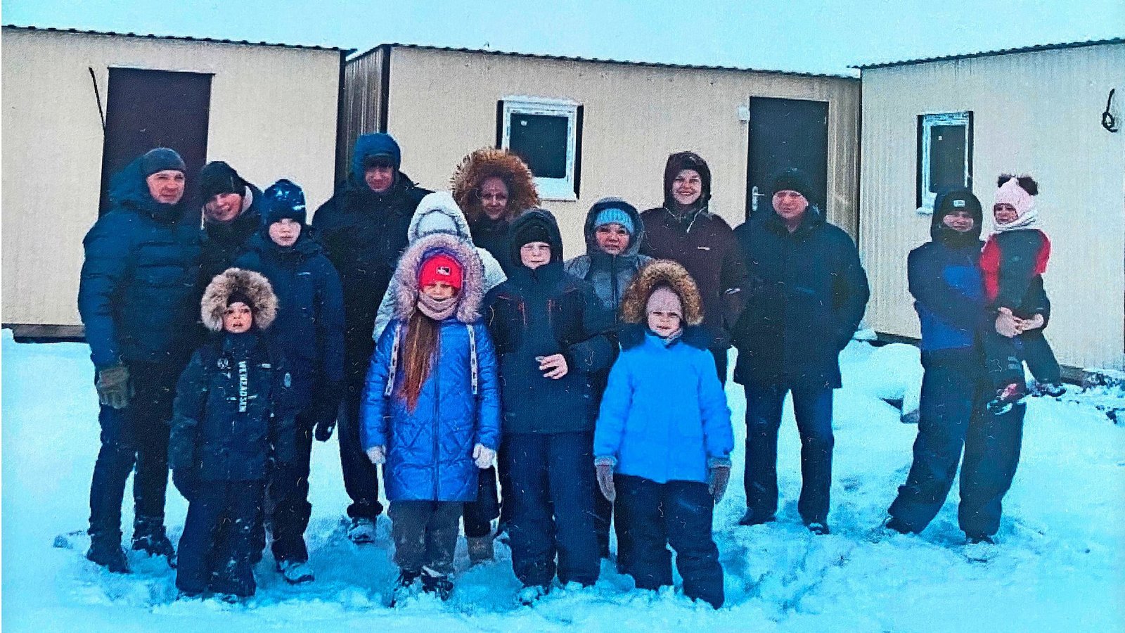Die aus Bachmut geflohenen Menschen  –  vorrangig Frauen,  Kinder,  alte Menschen und Kriegsuntaugliche –  vor ihren Wohncontainern.Foto: privat