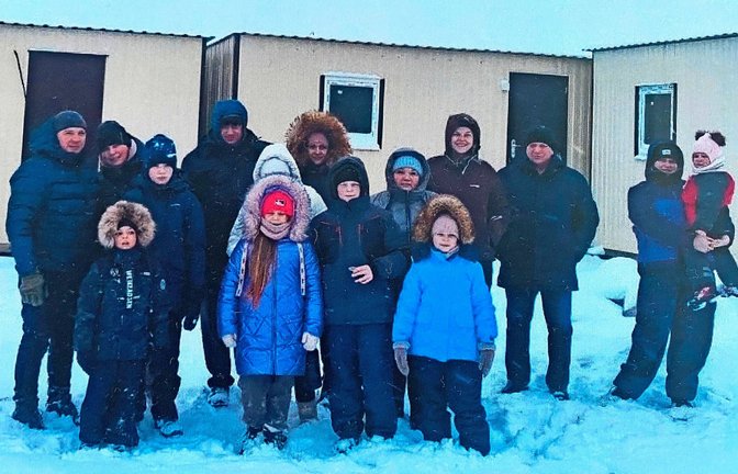 Die aus Bachmut geflohenen Menschen  –  vorrangig Frauen,  Kinder,  alte Menschen und Kriegsuntaugliche –  vor ihren Wohncontainern.<span class='image-autor'>Foto: privat</span>