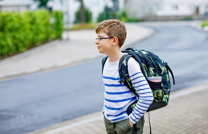 Neuer Schulweg, neue Klassenkameraden, alles unbekannt – auf den Schulwechsel schaut manches Kind mit banger Sorge.<span class='image-autor'>Foto: IMAGO//xromrodinkax</span>