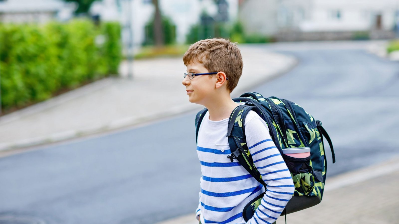 Neuer Schulweg, neue Klassenkameraden, alles unbekannt – auf den Schulwechsel schaut manches Kind mit banger Sorge.Foto: IMAGO//xromrodinkax