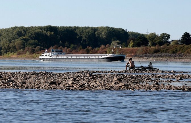 Kaum eine Handbreit Wasser unter dem Kiel: Das Niedrigwasser des Rheins gefährdet die Lieferketten, Unternehmen drosseln die Produktion. .<span class='image-autor'>Foto: Robert Schmiegelt/Future Image/actionpress</span>
