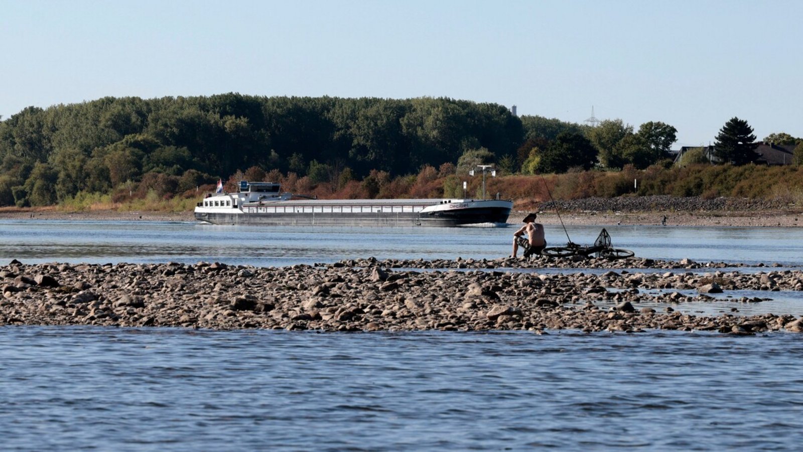Kaum eine Handbreit Wasser unter dem Kiel: Das Niedrigwasser des Rheins gefährdet die Lieferketten, Unternehmen drosseln die Produktion. .Foto: Robert Schmiegelt/Future Image/actionpress Kaum eine Handbreit Wasser unter dem Kiel: Das Niedrigwasser des Rheins gefährdet die Lieferketten, Unternehmen drosseln die Produktion. .Foto: Robert Schmiegelt/Future Image/actionpress