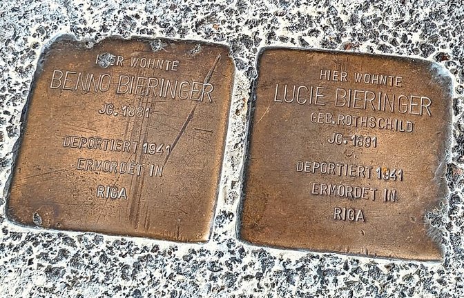 Von Unbekannten beschmiert und dann provisorisch gereinigt: Stolpersteine in der Arminstraße<span class='image-autor'>Foto: Nils Westerhaus</span>