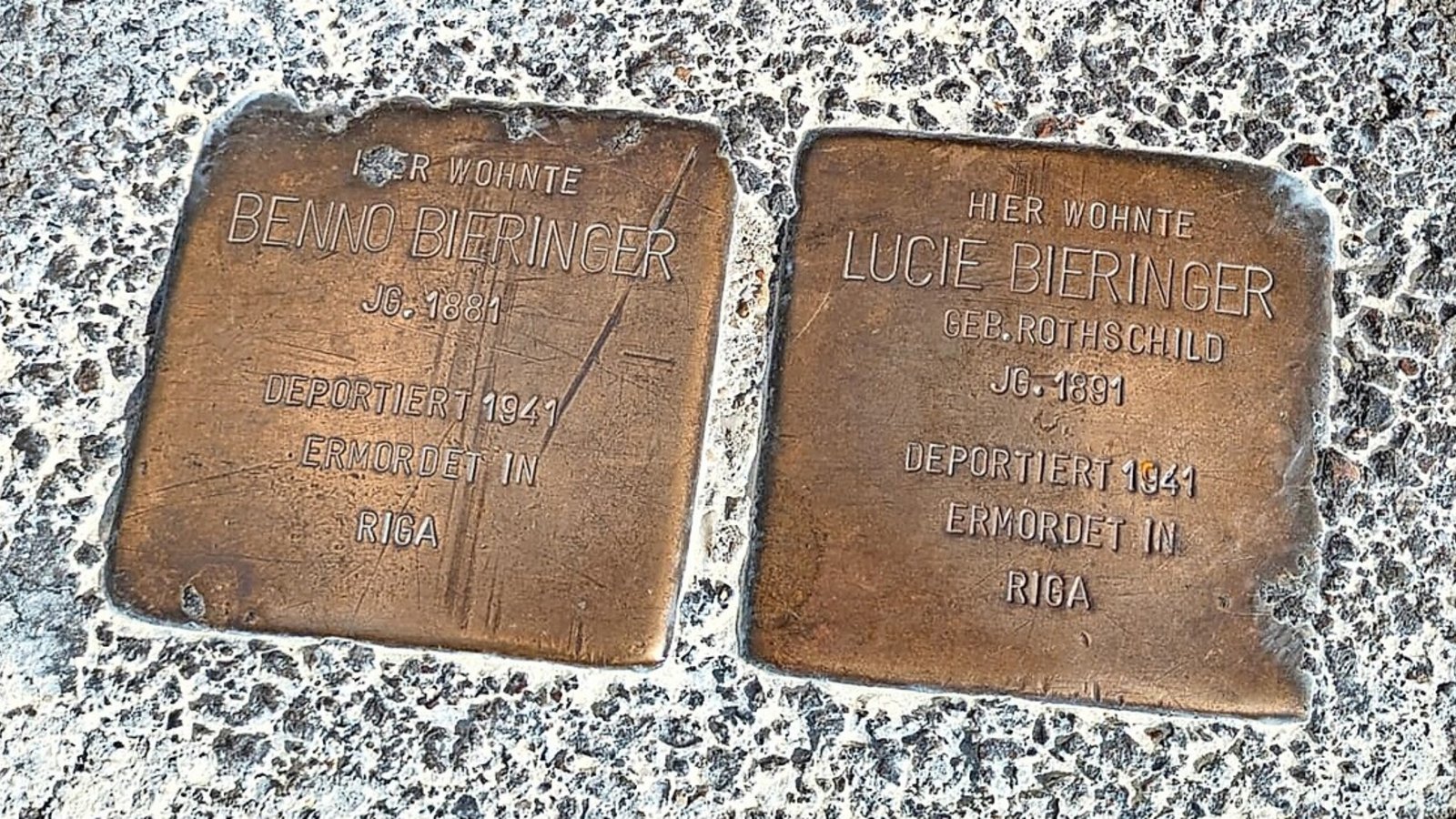 Von Unbekannten beschmiert und dann provisorisch gereinigt: Stolpersteine in der ArminstraßeFoto: Nils Westerhaus