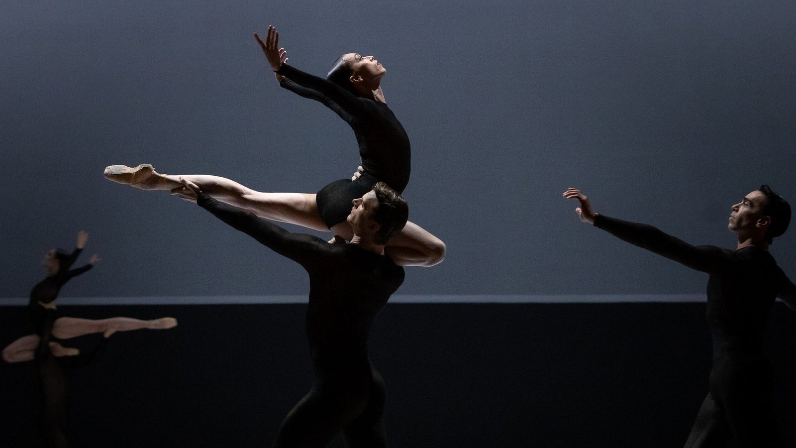 David Dawson hatte mit seinem Stuttgart-Debüt „Symphony No. 2 – Under the Tree Voices“ nicht nur den Ballettintendanten begeistert; nächste Saison kehrt der britische Choreograf zurück.Foto: Yan Revazov/Stuttgarter Ballett