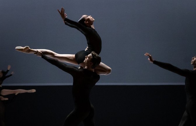 David Dawson hatte mit seinem Stuttgart-Debüt „Symphony No. 2 – Under the Tree Voices“ nicht nur den Ballettintendanten begeistert; nächste Saison kehrt der britische Choreograf zurück.<span class='image-autor'>Foto: Yan Revazov/Stuttgarter Ballett</span>