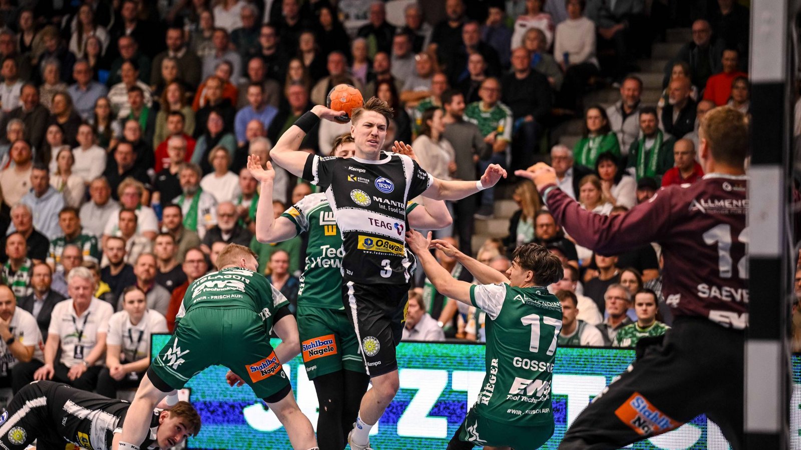 Eisenachs Oskar Joelsson versucht sich gegen die Frisch-Auf-Abwehr durchzusetzen.Foto: IMAGO/DeFodi Images Eisenachs Oskar Joelsson versucht sich gegen die Frisch-Auf-Abwehr durchzusetzen.Foto: IMAGO/DeFodi Images