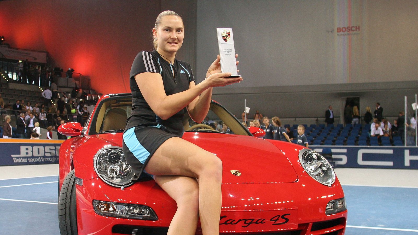 2006 begann die Ära in der Porsche Arena. Die erste Siegerin hieß Nadia Petrova. Damals wurde noch auf Hartplatz gespielt.Foto: Baumann