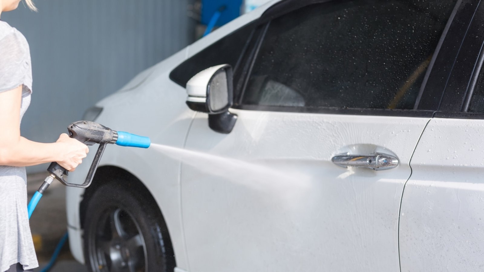 Der 1. Mai eignet sich nicht zum Autowaschen.Foto: LittlePigPower / shutterstock.com Der 1. Mai eignet sich nicht zum Autowaschen.Foto: LittlePigPower / shutterstock.com
