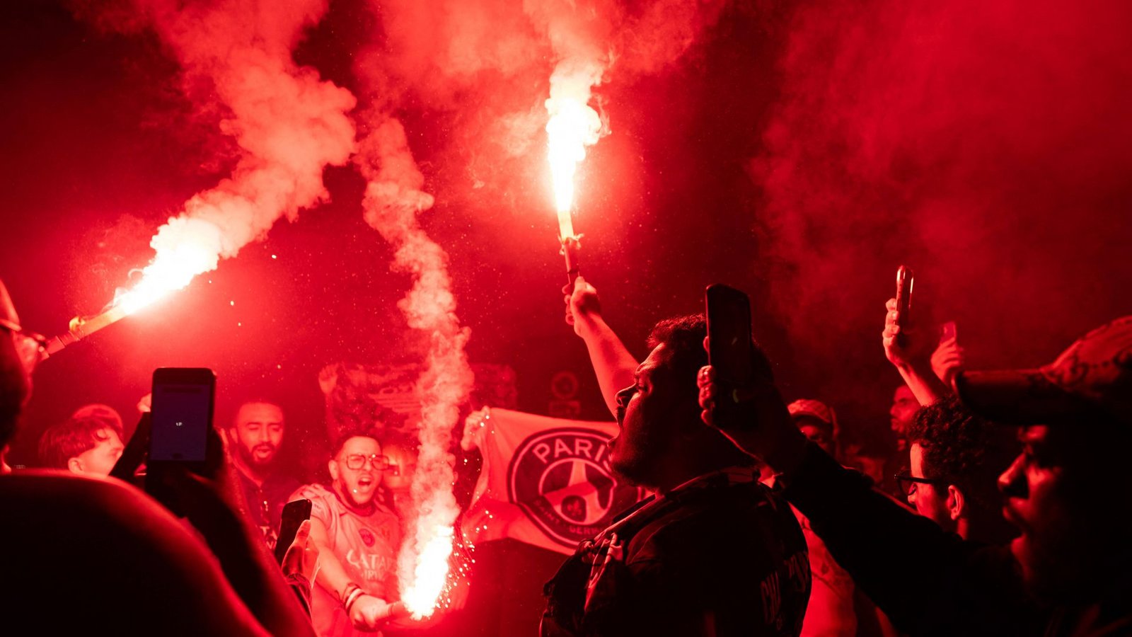 Nach dem Champions League-Sieg von PSG gegen Arsenal feierten die Fans ausgelassen – doch es kam auch zu Ausschreitungen.Foto: IMAGO/Bestimage/IMAGO/Jeremy Melloul / Bestimage Nach dem Champions League-Sieg von PSG gegen Arsenal feierten die Fans ausgelassen – doch es kam auch zu Ausschreitungen.Foto: IMAGO/Bestimage/IMAGO/Jeremy Melloul / Bestimage