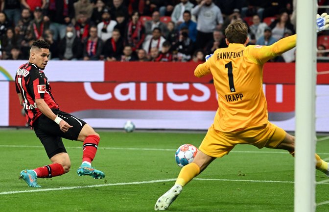 Leverkusens Paulinho (l) erzielt das 1:0 gegen Frankfurts Torhüter Kevin Trapp .<span class='image-autor'>Foto: Federico Gambarini/dpa</span>