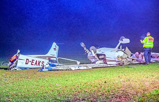 Das Wrack des am Stuttgarter Flughafen verunglückten Kleinflugzeugs<span class='image-autor'>Foto: SDMG/Kaczor</span>