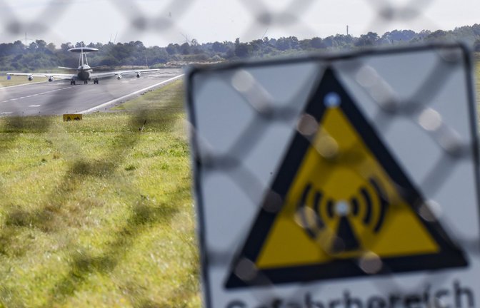 Flugzeug-Stützpunkt Geilenkirchen: Die Nato-Kaserne in Nordrhein-Westfalen hatte am Freitag nach Hinweisen auf eine Bedrohung die Sicherheitsstufe erhöht.<span class='image-autor'>Foto: dpa/Christoph Reichwein</span>