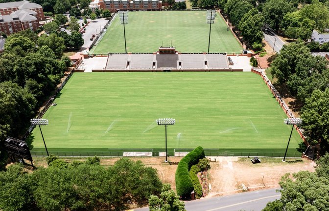 Der DFB-Tross bezieht sein WM-Quartier in North Carolina.<span class='image-autor'>Foto: -/Wake Forest Athletics/DFB/dpa</span>