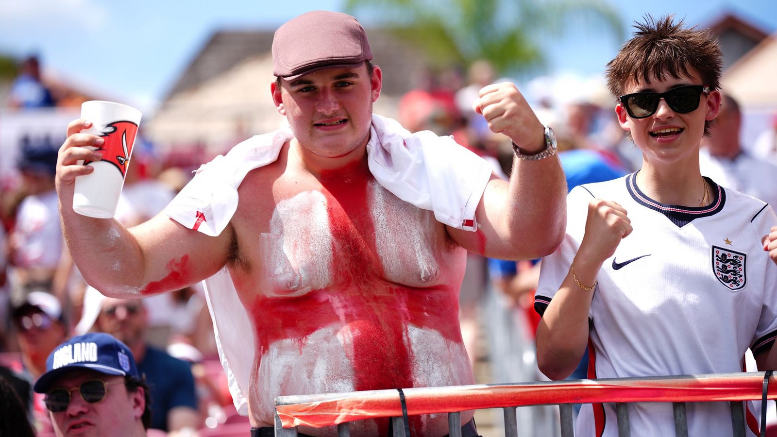Ein englischer Fan feiert auf der Tribüne.Foto: Bradley Collyer/PA Wire/dpa