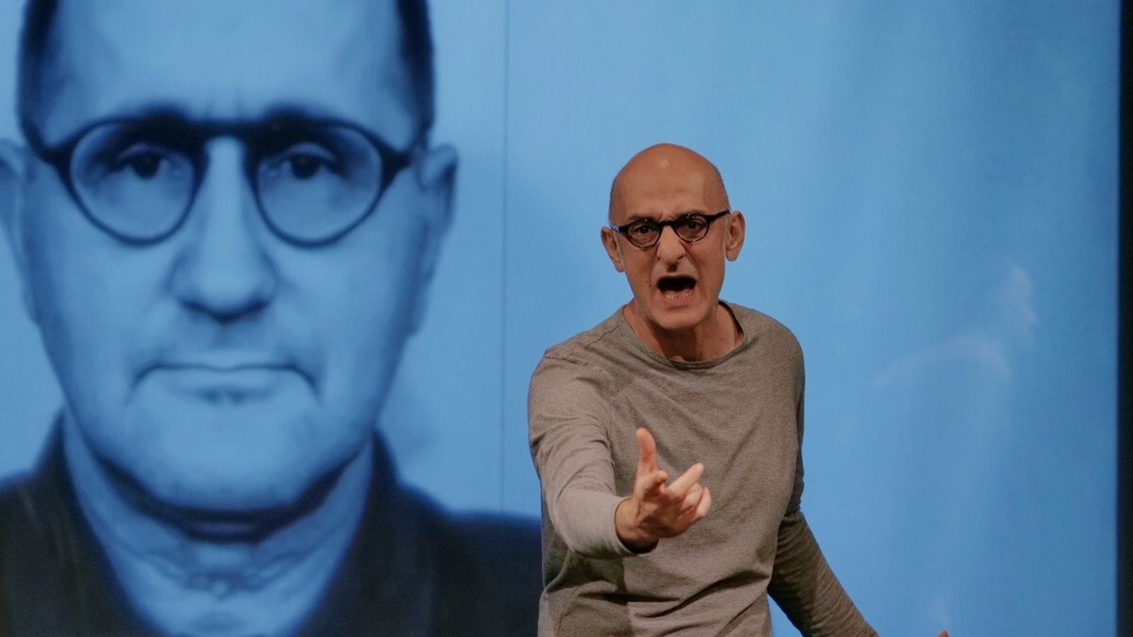 Darsteller Aki Tougiannidis in „Ich, Bertolt Brecht – Dialog mit dem Dichter“.Foto: Anton Avdieiev Darsteller Aki Tougiannidis in „Ich, Bertolt Brecht – Dialog mit dem Dichter“.Foto: Anton Avdieiev