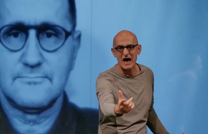 Darsteller Aki Tougiannidis in „Ich, Bertolt Brecht – Dialog mit dem Dichter“.<span class='image-autor'>Foto: Anton Avdieiev</span>