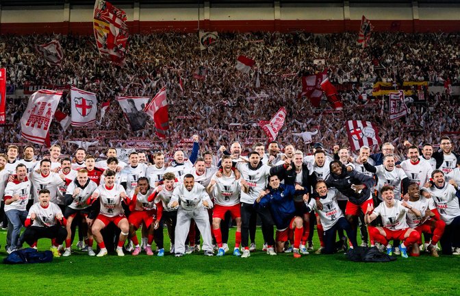 Die Spieler des SC Freiburg jubeln nach dem Einzug ins Europa League Finale bei einem Gruppenbild mit den Fans.<span class='image-autor'>Foto: Tom Weller/dpa</span>