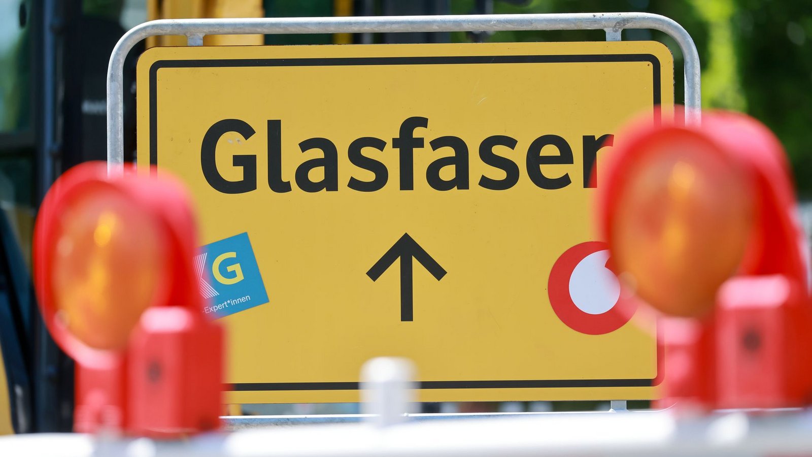 Ein Glasfaser-Schild der Vodafone-Tochter OXG an einer Baustelle.Foto: Michael Reichel/dpa