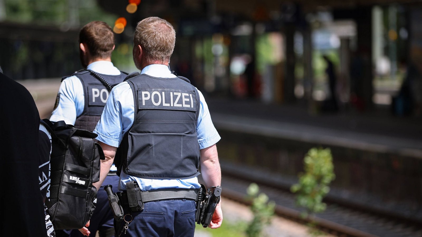 Der unbekannte Angreifer flüchtete nach der Tat, die Polizei sucht Zeugen. (Symbolfoto)Foto: IMAGO/Maximilian Koch/IMAGO/Maximilian Koch Der unbekannte Angreifer flüchtete nach der Tat, die Polizei sucht Zeugen. (Symbolfoto)Foto: IMAGO/Maximilian Koch/IMAGO/Maximilian Koch