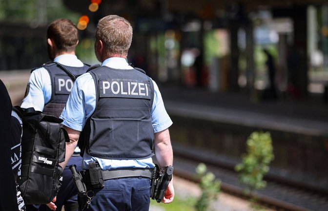 Der unbekannte Angreifer flüchtete nach der Tat, die Polizei sucht Zeugen. (Symbolfoto)<span class='image-autor'>Foto: IMAGO/Maximilian Koch/IMAGO/Maximilian Koch</span>