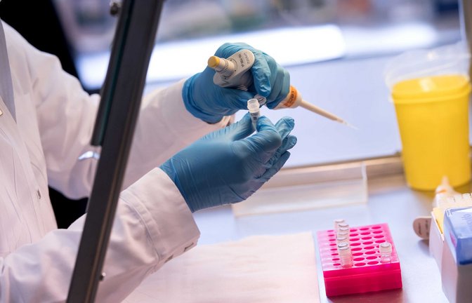 Forscher in einem DNA-Labor: die regionale Herkunft von Täter durch biogeografische Analysen klären.<span class='image-autor'>Foto: dpa</span>