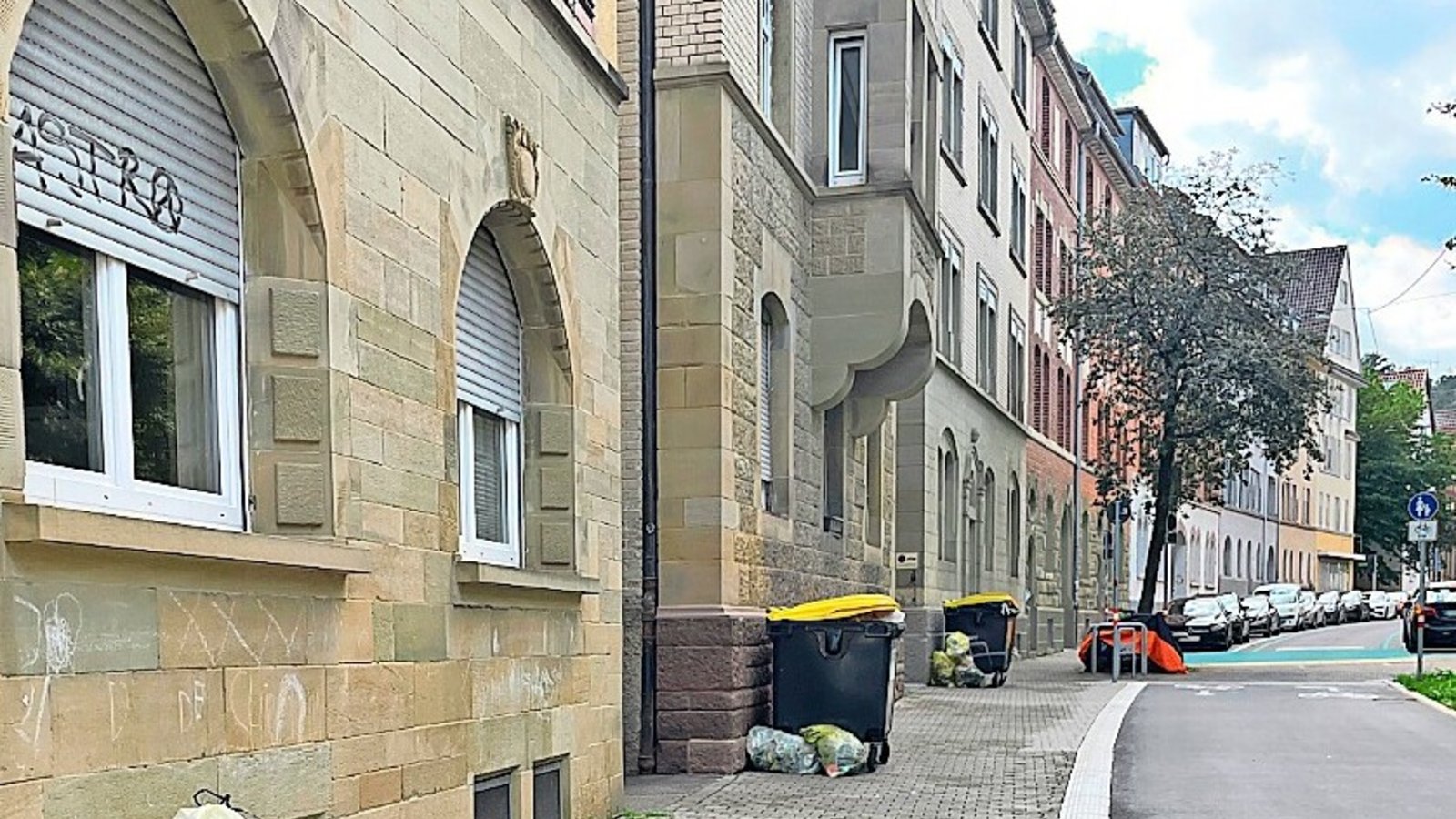Müll am Wegesrand in Stuttgart-Süd (links), volle Tonnen im Stuttgarter Osten (rechts): Das Entsorgungsunternehmen Kurz hat seit mehreren Wochen Probleme mit der Abholung der Gelben Säcke.Foto: Scheffel/Paasch Müll am Wegesrand in Stuttgart-Süd (links), volle Tonnen im Stuttgarter Osten (rechts): Das Entsorgungsunternehmen Kurz hat seit mehreren Wochen Probleme mit der Abholung der Gelben Säcke.Foto: Scheffel/Paasch