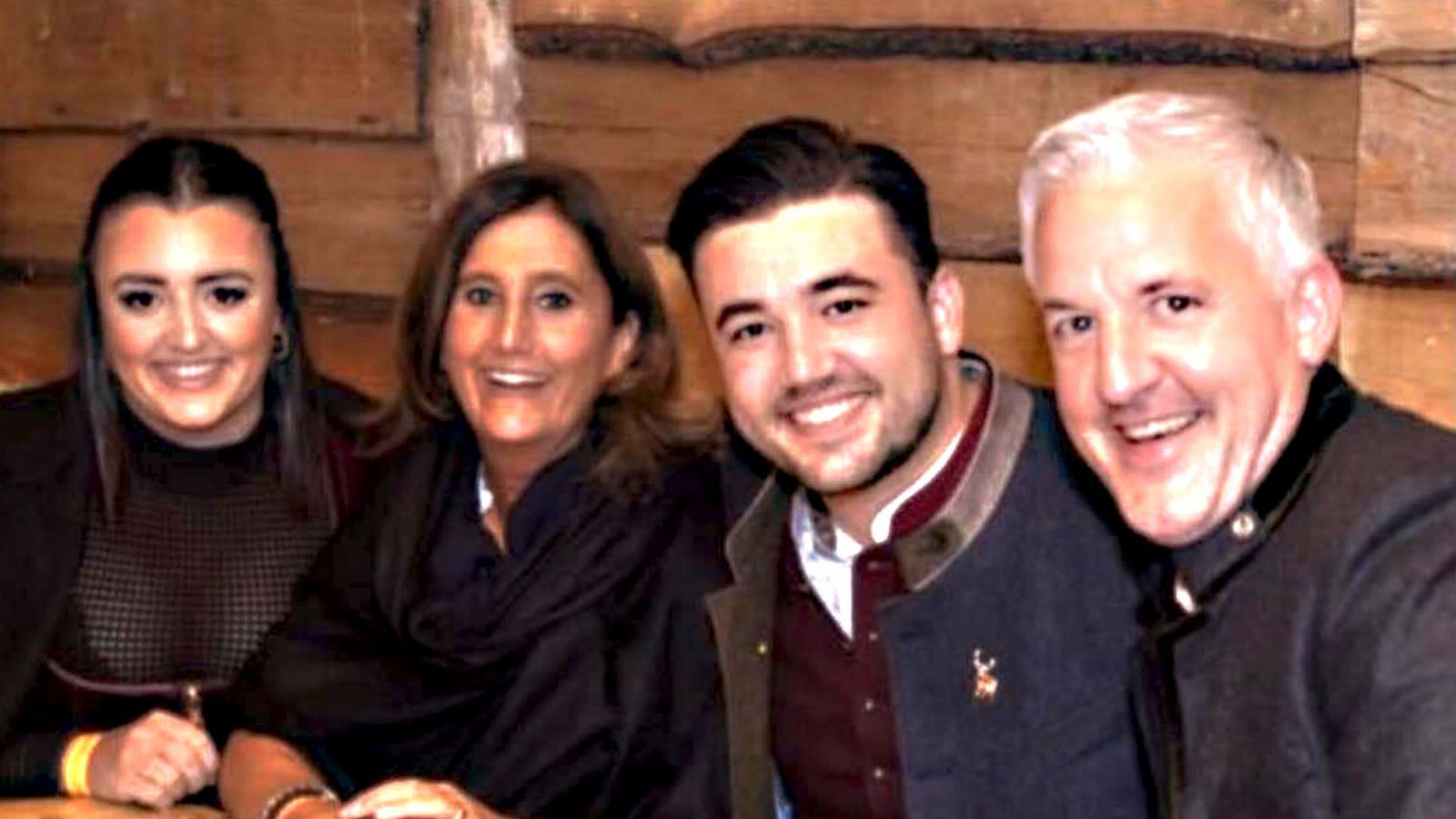 Die Familie Weller (von links: Jil, Katrin, Phil und Carsten Weller) übernehmen das Dinkelacker-Zeit auf dem Wasen. Feiern ihr 25-Jahr-Jubiläum beim Volksfest (von links): Werner Klauss, Isolde Klauss, Ute Augenschein und Dieter KlaussFoto: Weller/Julian Rettig Die Familie Weller (von links: Jil, Katrin, Phil und Carsten Weller) übernehmen das Dinkelacker-Zeit auf dem Wasen. Feiern ihr 25-Jahr-Jubiläum beim Volksfest (von links): Werner Klauss, Isolde Klauss, Ute Augenschein und Dieter KlaussFoto: Weller/Julian Rettig