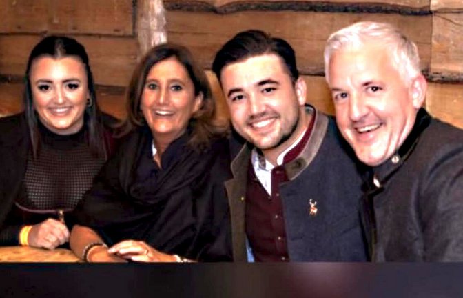 Die Familie Weller (von links: Jil, Katrin, Phil und Carsten Weller) übernehmen das Dinkelacker-Zeit auf dem Wasen. Feiern ihr 25-Jahr-Jubiläum beim Volksfest (von links): Werner Klauss, Isolde Klauss, Ute Augenschein und Dieter Klauss<span class='image-autor'>Foto: Weller/Julian Rettig</span>