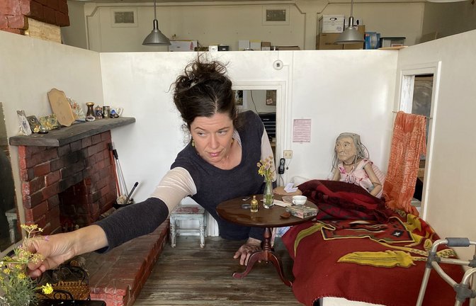 Anna Fitch und das Miniaturhaus, das sie gebaut hat für den Dokumentarfilm „Yo (Love Is a Rebellious Bird“)<span class='image-autor'>Foto: Mirabel Pictures</span>