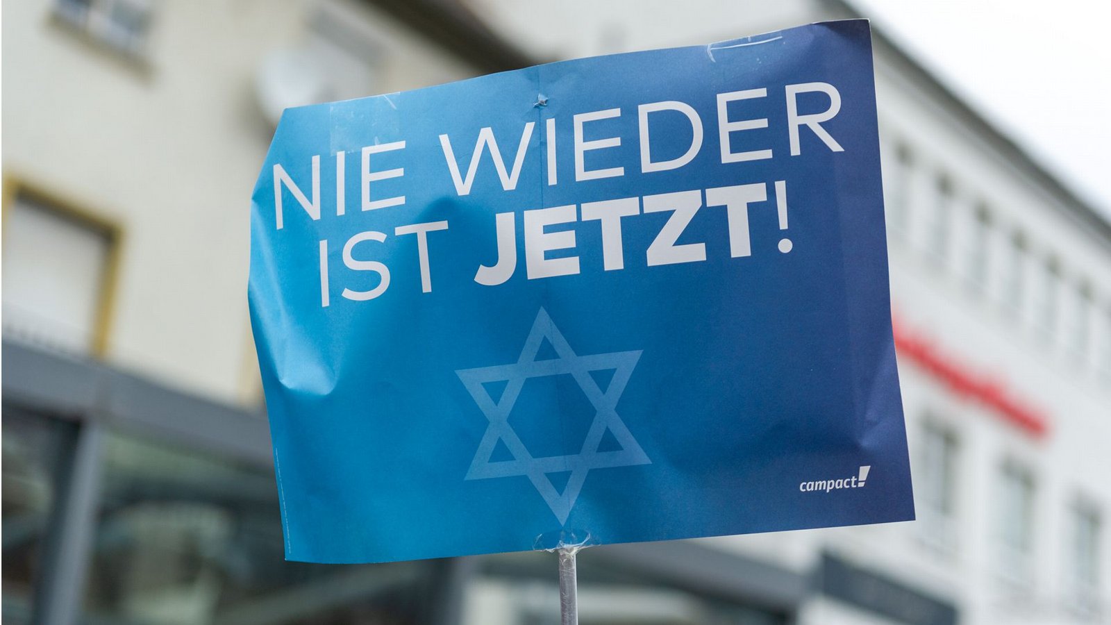 Die Kundgebung in Heidenheim steht unter dem Motto: Nie wieder ist jetzt!Foto: Eibner-Pressefoto/Sandy Dinkelacker Die Kundgebung in Heidenheim steht unter dem Motto: Nie wieder ist jetzt!Foto: Eibner-Pressefoto/Sandy Dinkelacker