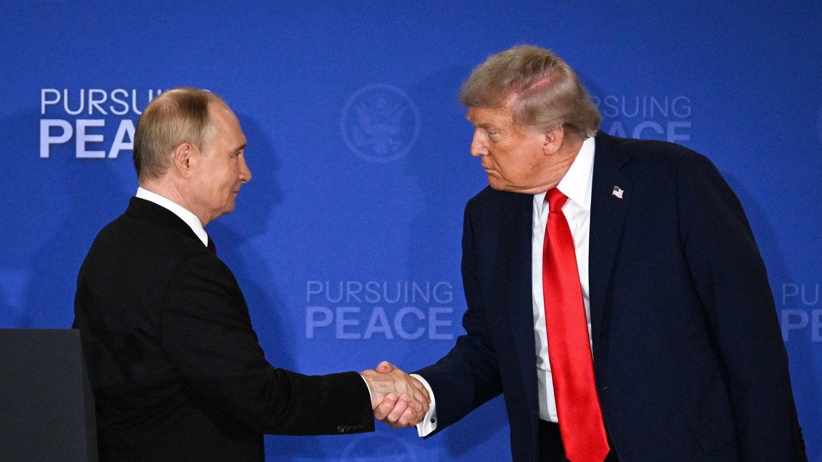 Der Alaska-Gipfel: Trump lässt sich von Putin täuschen.Foto: AFP Der Alaska-Gipfel: Trump lässt sich von Putin täuschen.Foto: AFP