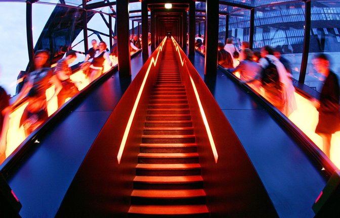 Auf der Zeche Zollverein in Essen befindet sich die längste freistehende Rolltreppe Deutschlands: zwei Gangways mit je 250 Stufen, 58 Meter lang, 90 Sekunden Fahrzeit.<span class='image-autor'>Foto: dpa</span>