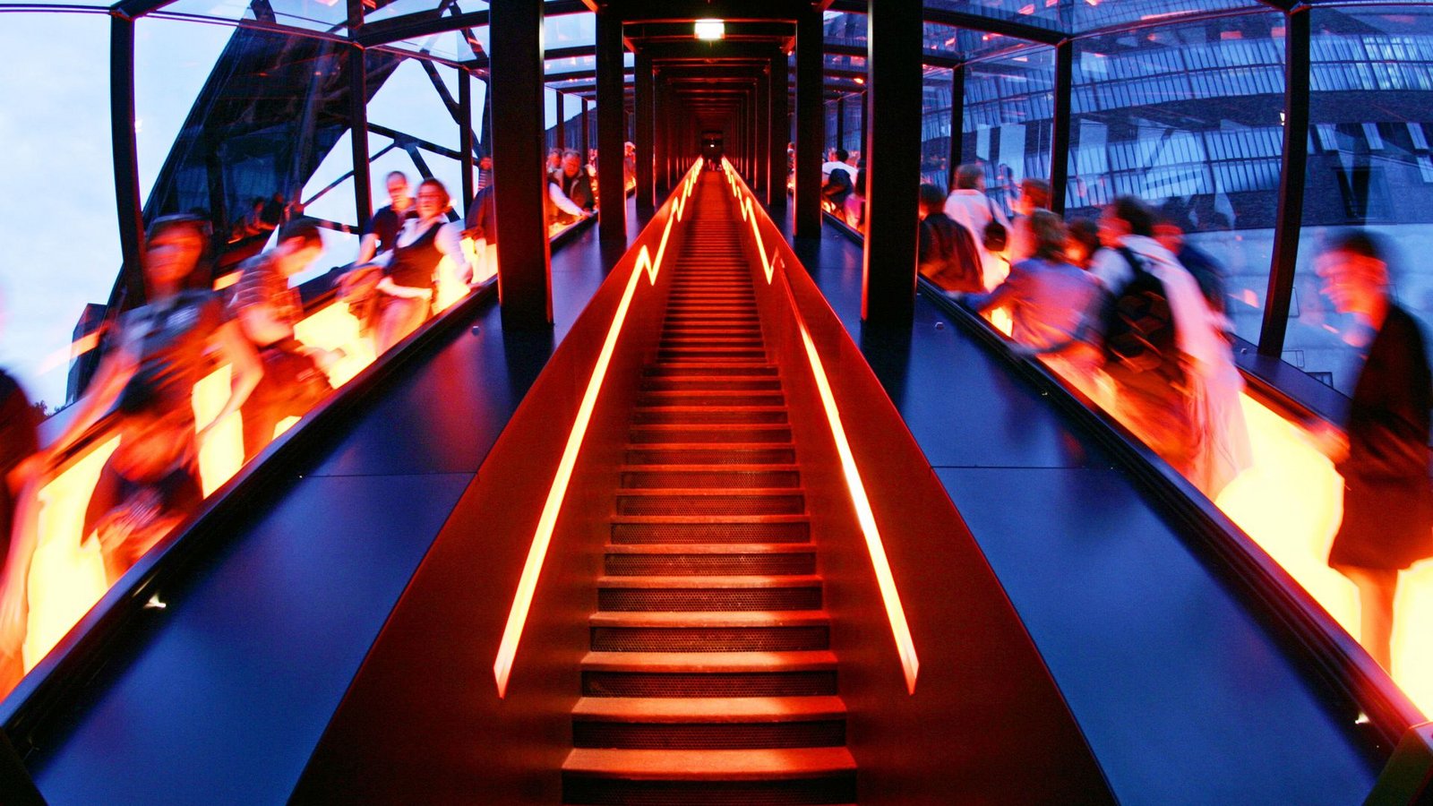 Auf der Zeche Zollverein in Essen befindet sich die längste freistehende Rolltreppe Deutschlands: zwei Gangways mit je 250 Stufen, 58 Meter lang, 90 Sekunden Fahrzeit.Foto: dpa Auf der Zeche Zollverein in Essen befindet sich die längste freistehende Rolltreppe Deutschlands: zwei Gangways mit je 250 Stufen, 58 Meter lang, 90 Sekunden Fahrzeit.Foto: dpa