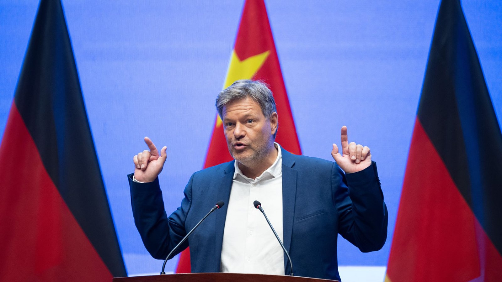 Wirtschaftsminister Robert Habeck bei einer Rede in HangzhouFoto: dpa/Sebastian Christoph Gollnow