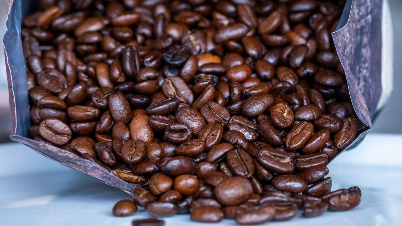 Kunden bekommen Kaffee wieder etwas günstiger. (Symbolbild)Foto: Jens Büttner/dpa Kunden bekommen Kaffee wieder etwas günstiger. (Symbolbild)Foto: Jens Büttner/dpa