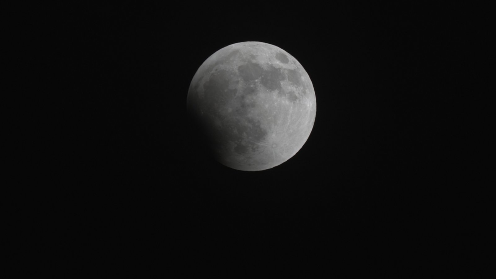 Im September 2024 kann in Deutschland wieder eine partielle Mondfinsternis beobachtet werden. Das Wichtigste im Überblick.Foto: Anthony Ricci / Shutterstock.com Im September 2024 kann in Deutschland wieder eine partielle Mondfinsternis beobachtet werden. Das Wichtigste im Überblick.Foto: Anthony Ricci / Shutterstock.com