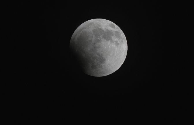 Im September 2024 kann in Deutschland wieder eine partielle Mondfinsternis beobachtet werden. Das Wichtigste im Überblick.<span class='image-autor'>Foto: Anthony Ricci / Shutterstock.com</span>