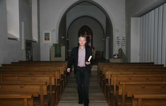 Eberhard Theilig in der Hochdorfer Michaelskirche. Foto: Rücker