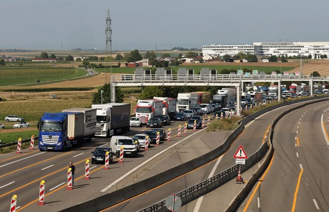 Nichts geht mehr: Auf der Autobahn staut sich der Verkehr vor dem gesperrten Engelbergtunnel.  <span class='image-autor'>Foto: KS-Images.de/Andreas Rometsch</span>